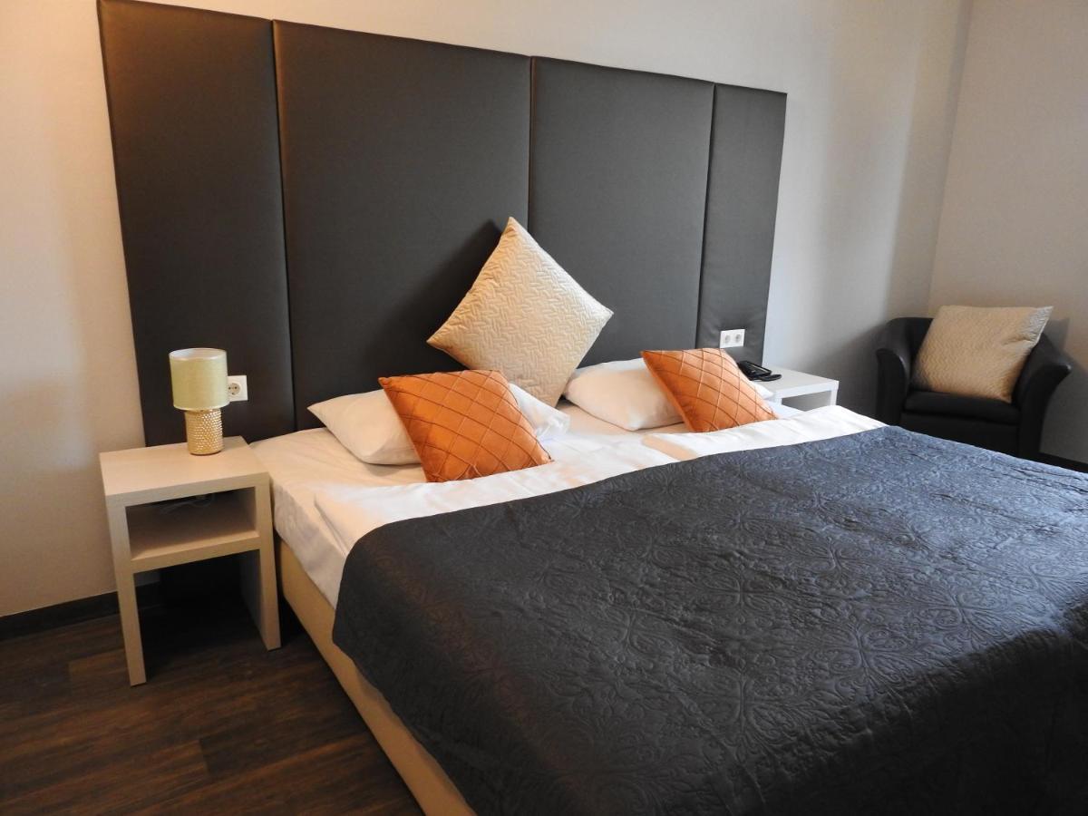 Hotel Marc Aurel Petronell Bagian luar foto
