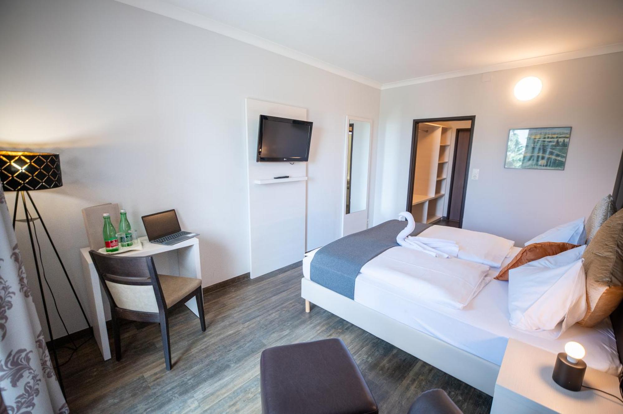 Hotel Marc Aurel Petronell Bagian luar foto